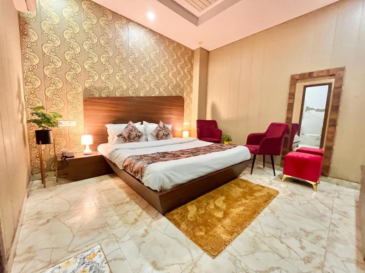 The Pearl Grand, Top Rated & Most Awarded Property In Chandigarh Hotell Zirakpur Exteriör bild