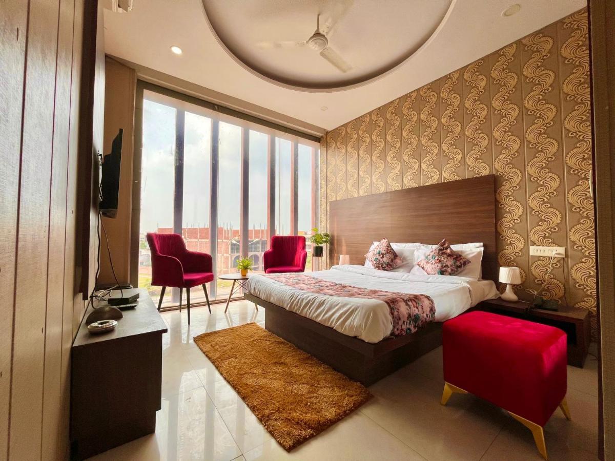 The Pearl Grand, Top Rated & Most Awarded Property In Chandigarh Hotell Zirakpur Exteriör bild