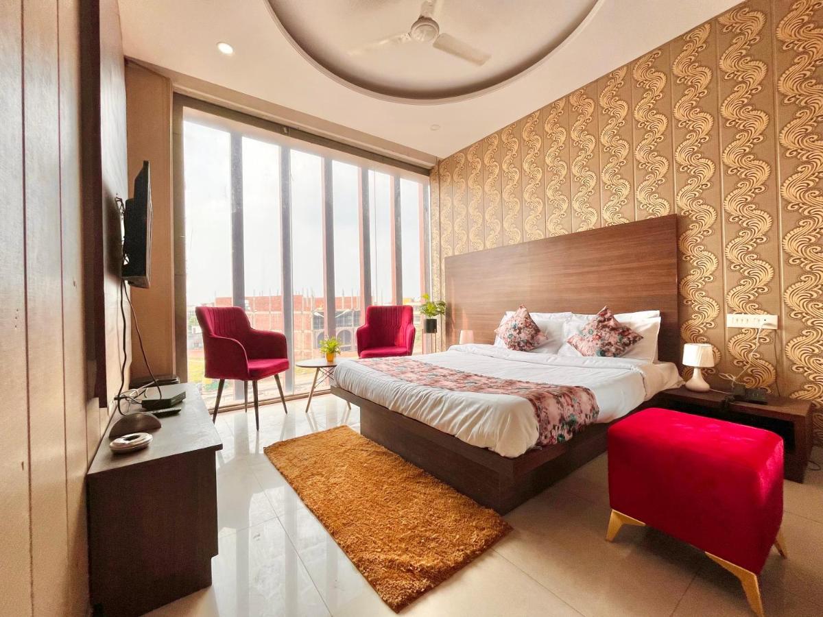 The Pearl Grand, Top Rated & Most Awarded Property In Chandigarh Hotell Zirakpur Exteriör bild